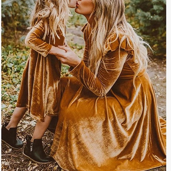 Velvet adult golden dress - Picture 2 of 6